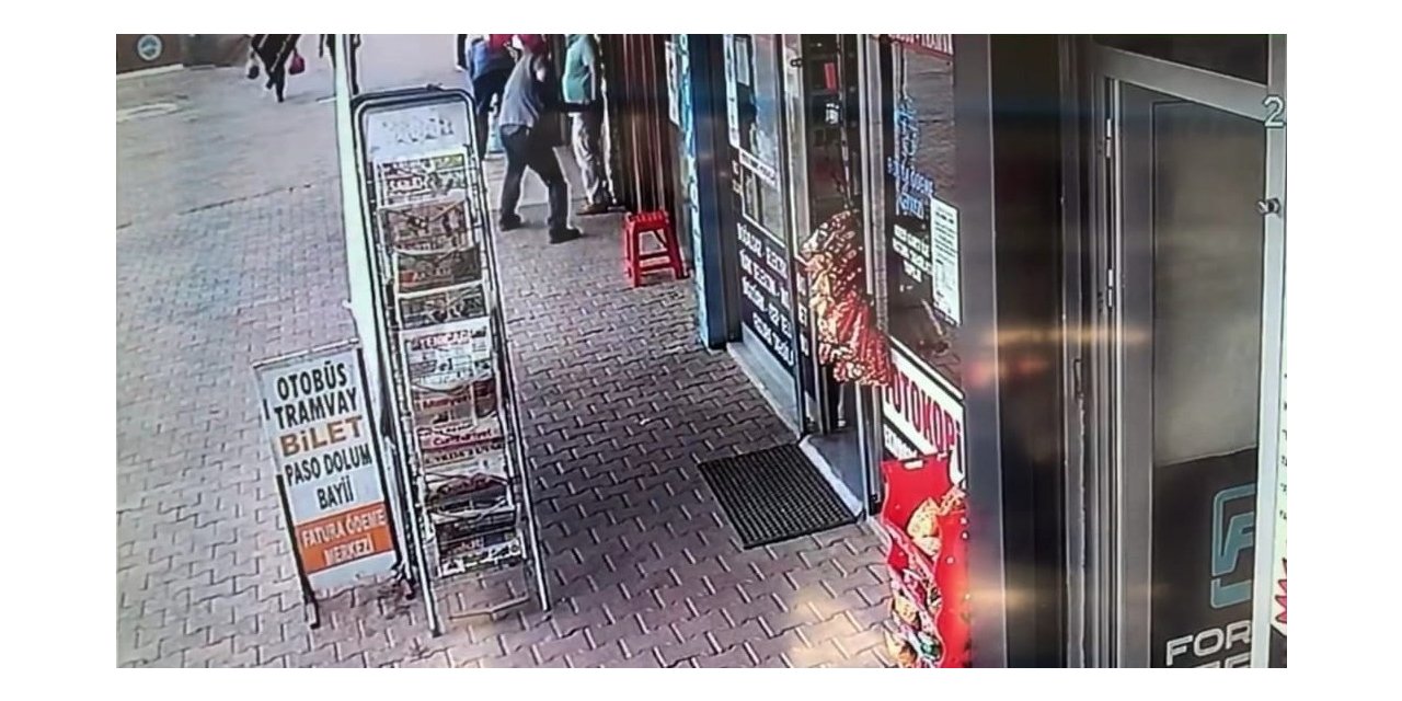 Aralarında husumet bulunan şahsı bıçakladı, o anlar kameraya yansıdı