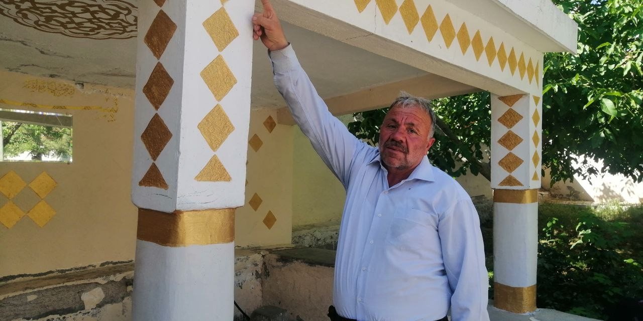 Depremi yaşayan mahallede hasar gören cami ibadete kapatıldı