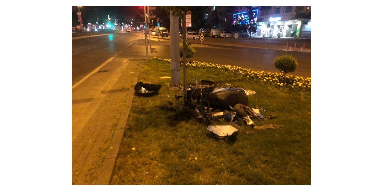 Kazada parçalanan mobiletin sürücüsü ağır yaralandı