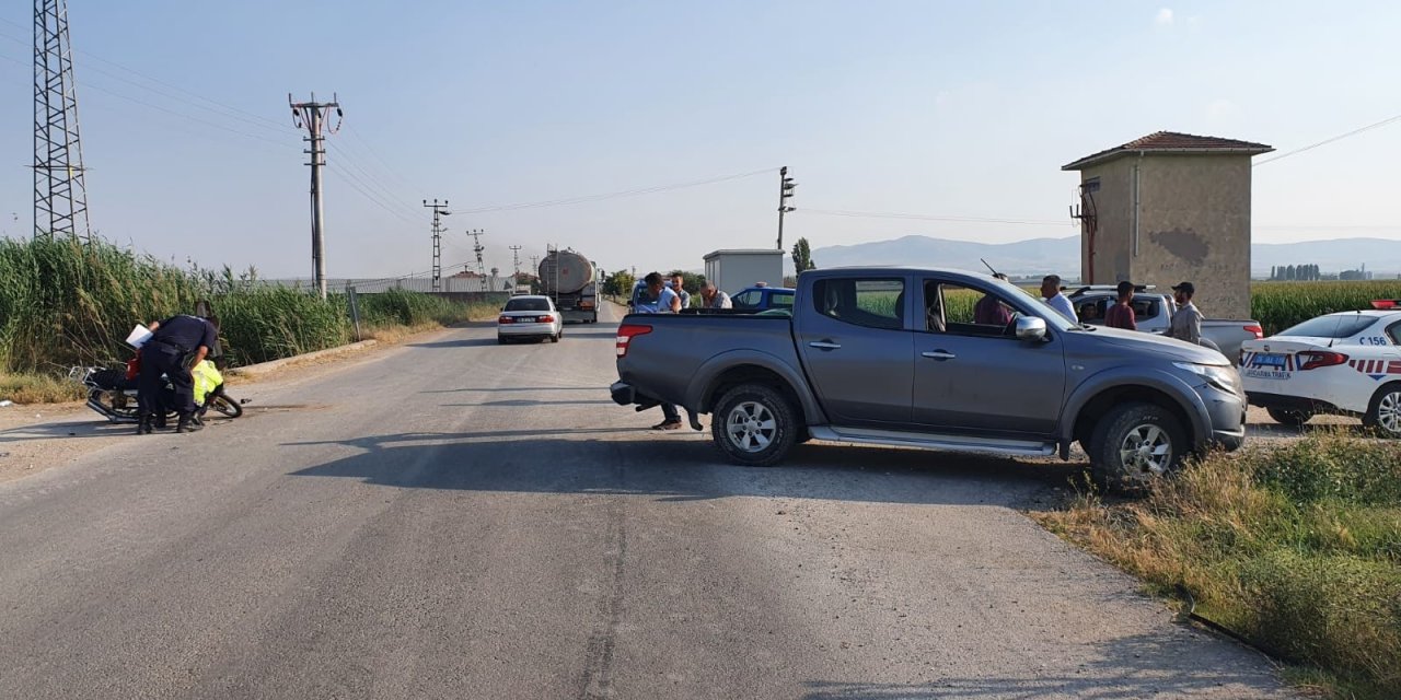 Tescilsiz motosiklet kamyonete çarptı: 1’i ağır 2 yaralı