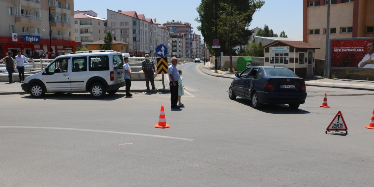 Otomobiller çarpıştı: 4 yaralı