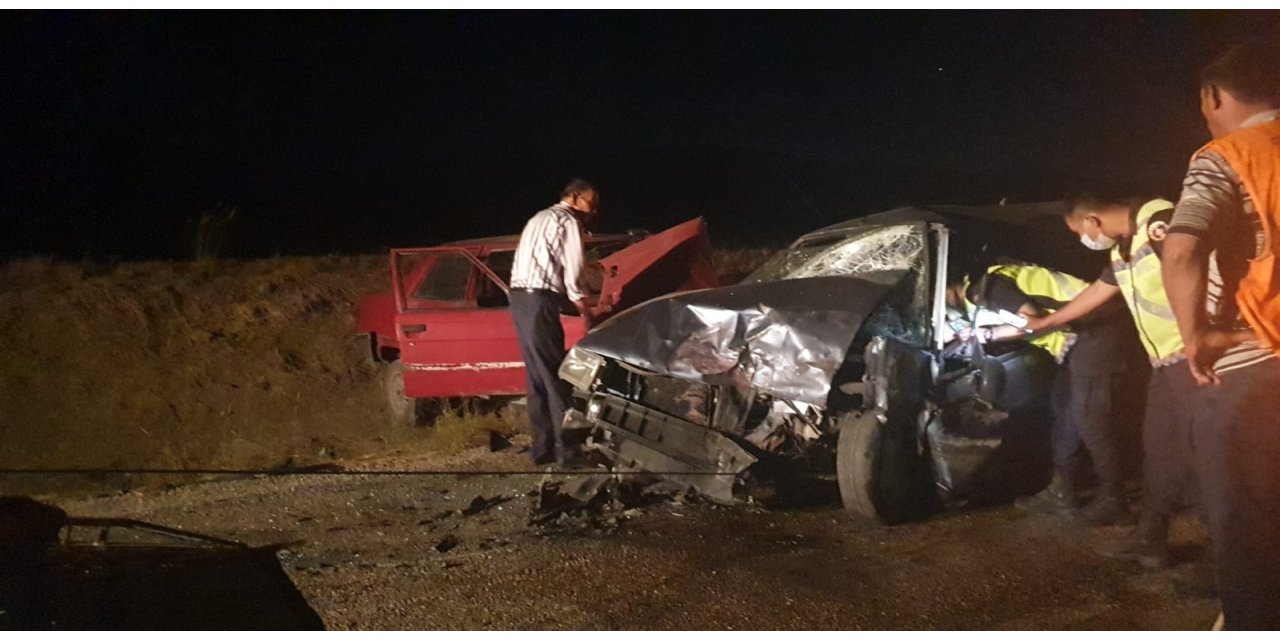 Haymana’da iki otomobil kafa kafaya çarpıştı: 3’ü ağır, 6 kişi yaralı