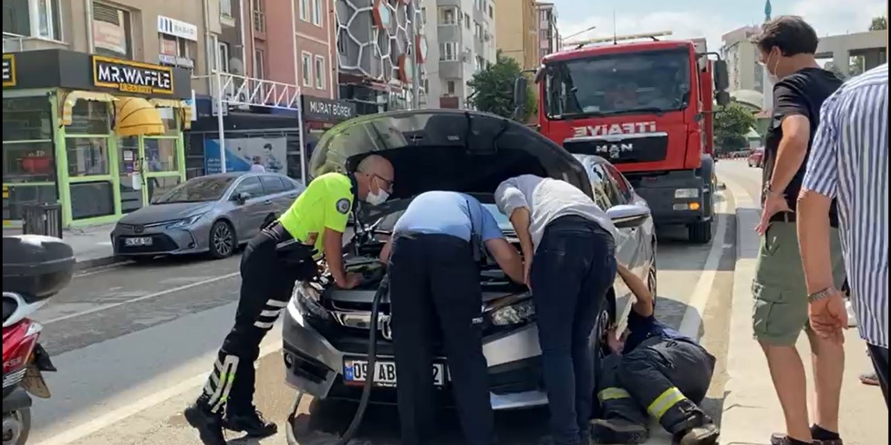 Aracın motor kısmına giren kedi çıkartılamadı