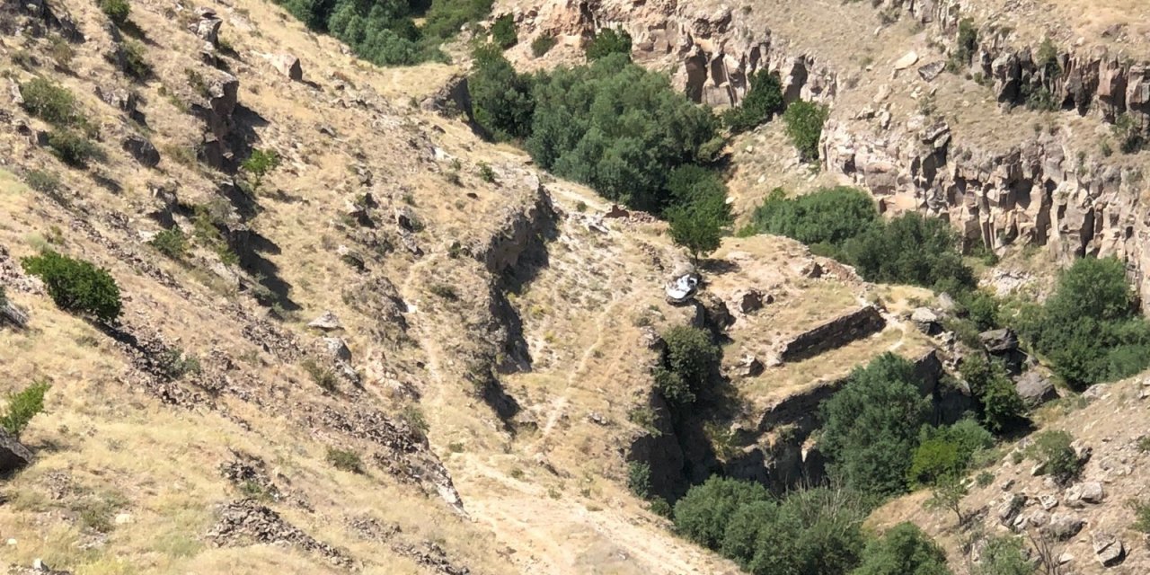 Viyadük kenarına park edilen otomobil 200 metre aşağıya yuvarlandı