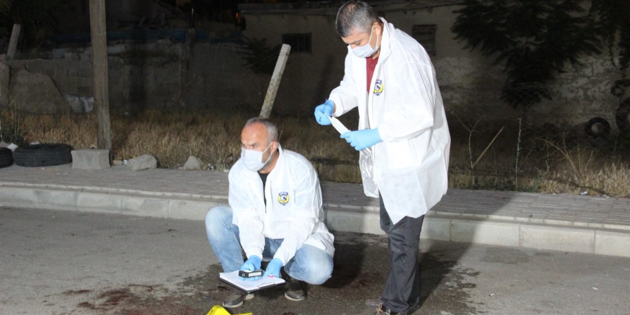 Düğün salonu önünde bıçaklı saldırı: 2 yaralı