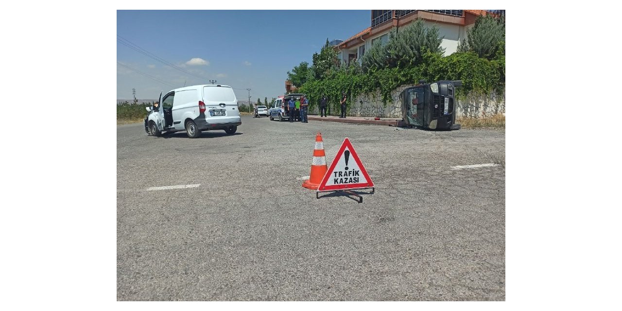 Sivas’ta hafif ticari araçlar çarpıştı: 3 yaralı