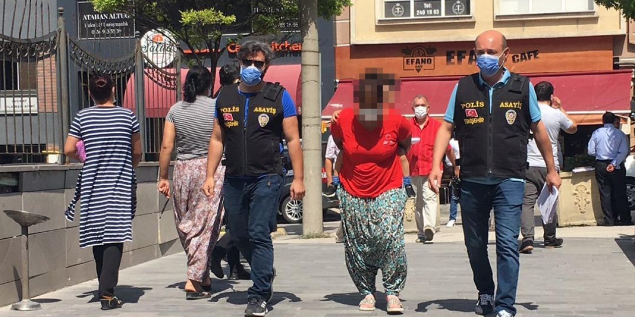 Hırsızlık yaparken kızına gözcülük yaptıran kadın önce kameralara, sonra polise yakalandı