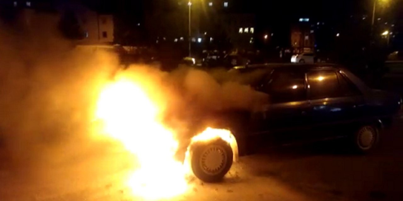 Otomobil alev alev yandı, o anlar kameraya yansıdı