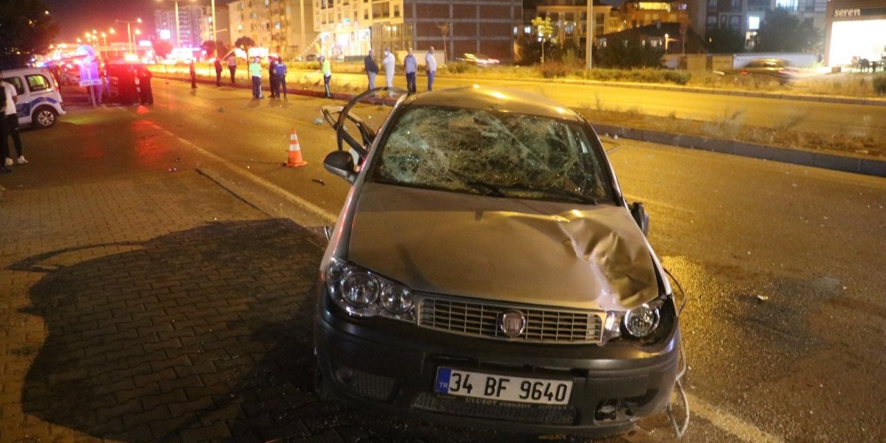 13 yaşındaki yayaya çarpan otomobil takla attı: 1’i ağır 2 yaralı
