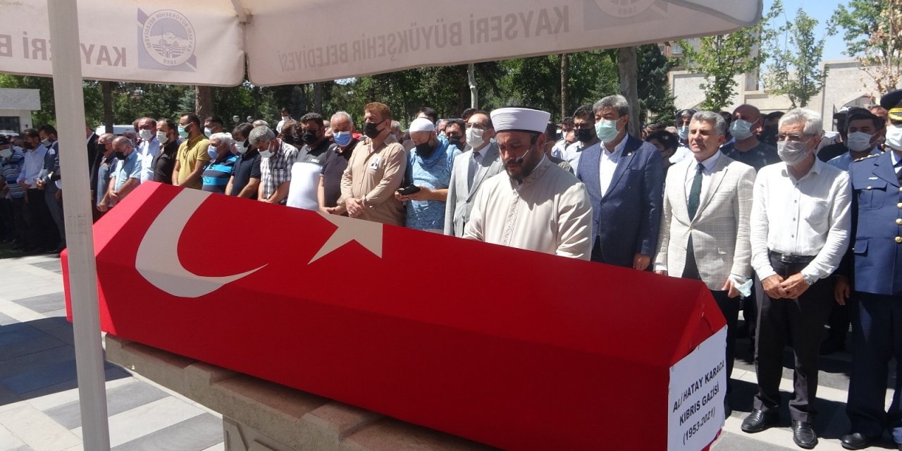 Evinde ölü bulunan Kıbrıs gazisi son yolculuğuna uğurlandı