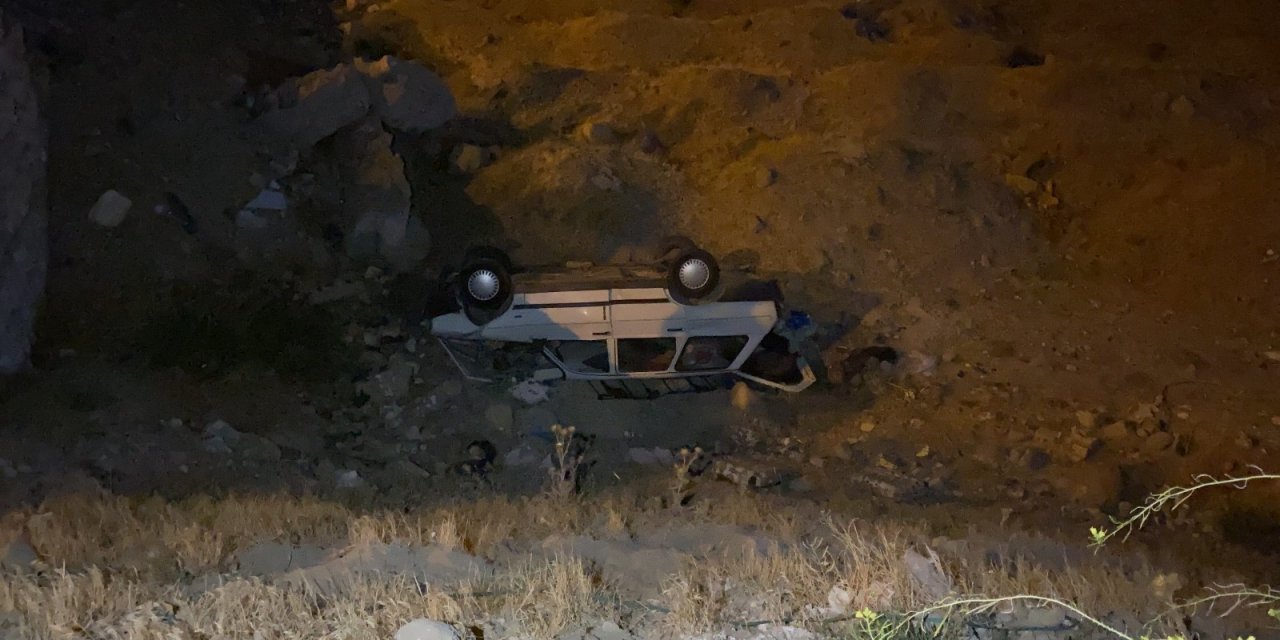 Otomobil boş arsaya uçtu: 3 yaralı