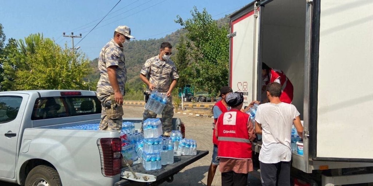 Mehmetçik, yangın alanlarına müdahaleye ve vatandaşlara yardıma devam ediyor