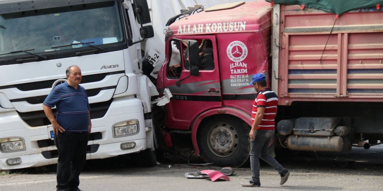 Eskişehir’de TIR’la çarpışan kamyonun sürücüsü yaralandı
