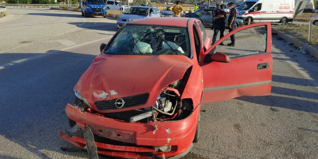 Kırıkkale’de iki otomobil kafa kafaya çarpıştı: 5 yaralı