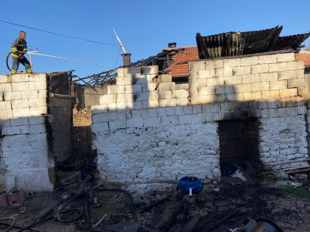 Ereğli'de Depo ve Marketlerin Çatısında Yangın