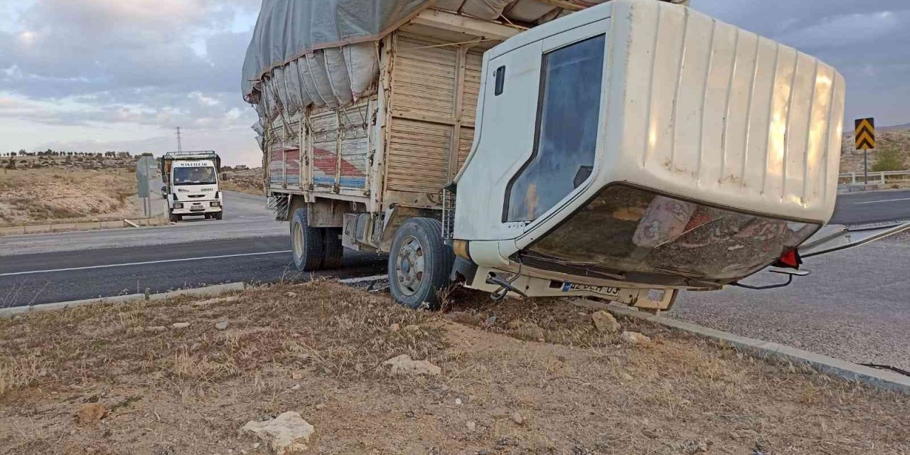 Konya’da Refüje Çarpan Kamyon Sürücüsü Yaşamını Yitirdi