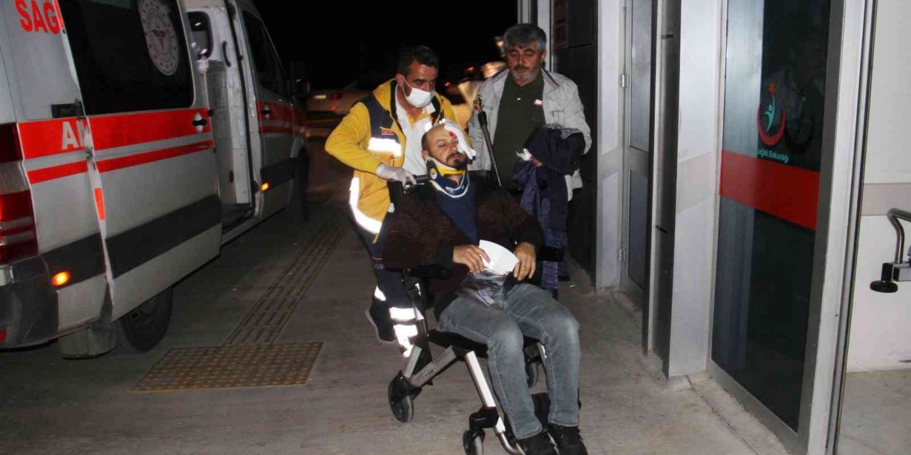 Yolcu minibüsü ile otomobil çarpıştı: 8 yaralı