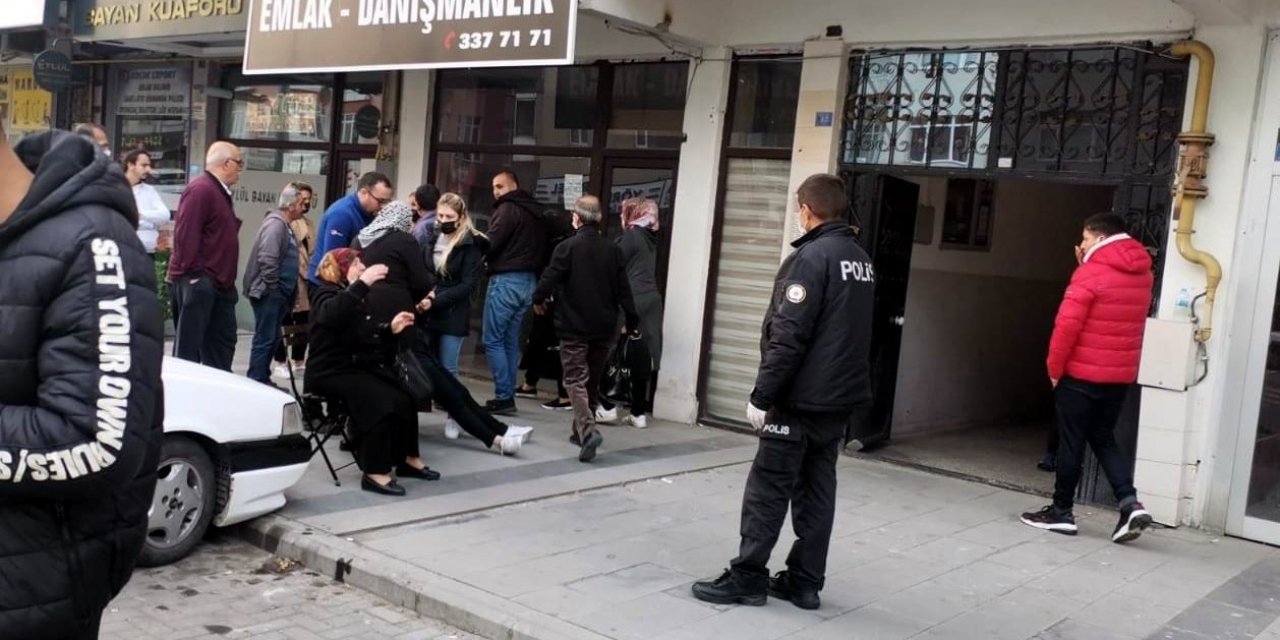 Annesini Öldürüp Babasını Yaralayan Şahıs Yaşamını Yitirdi