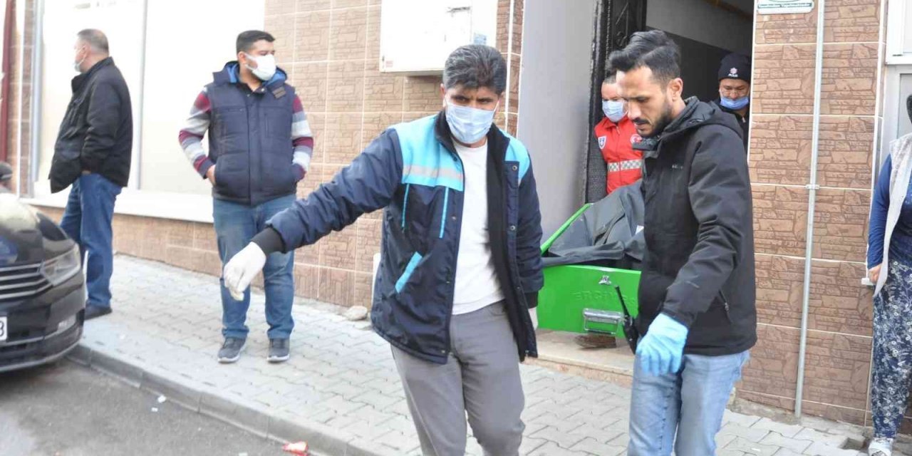 Genç adam apartmanın bahçesinde ölü bulundu