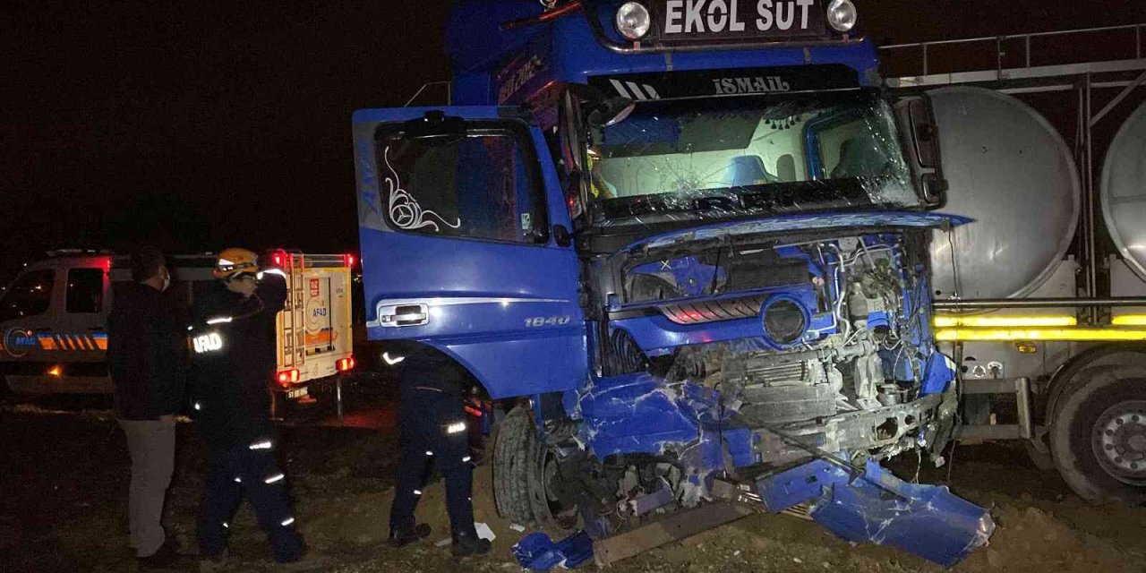 Niğde'de tır ile hafif ticari araç çarpıştı: 4 yaralı