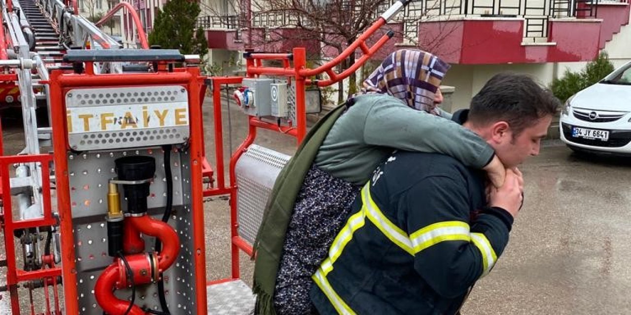 Aksaray'da İtfaiye Eri, yangında mahsur kalan yaşlı kadını sırtında indirdi