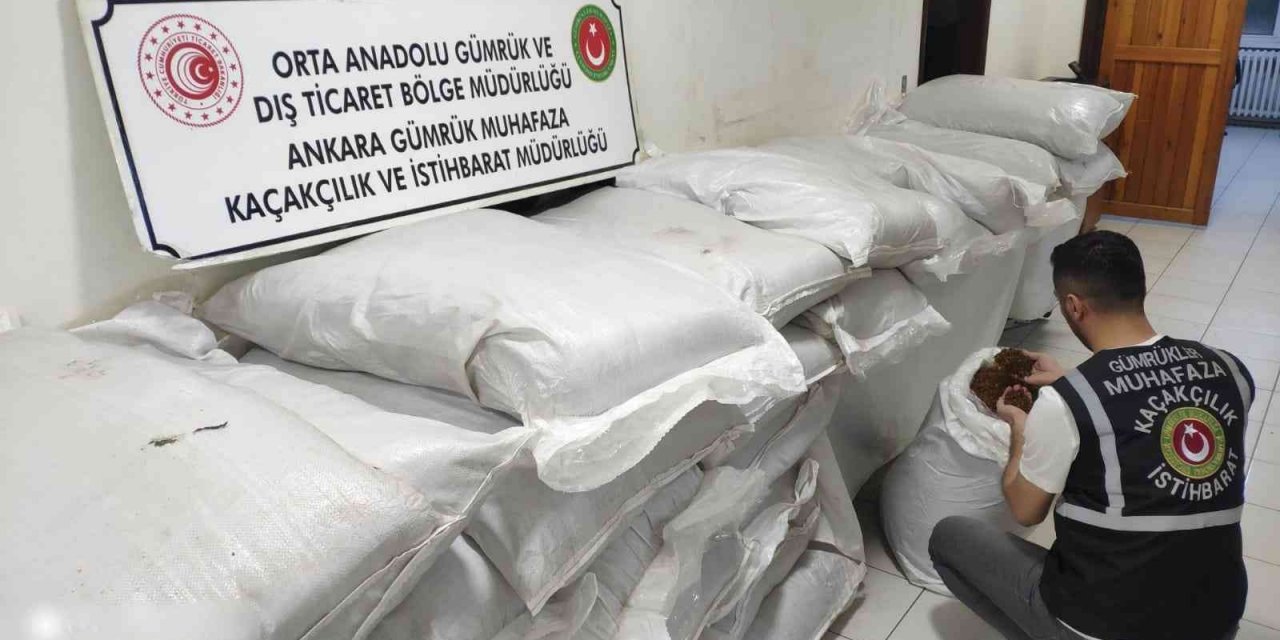 Gümrük Muhafaza ekipleri sebze kasalarının altına gizlenmiş 1,4 ton kaçak tütün ele geçirdi
