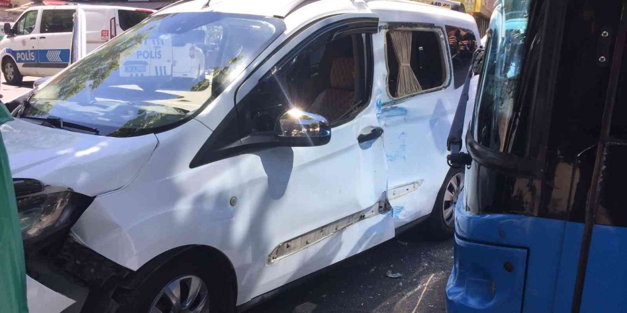 Başkentte halk otobüsü ile ticari araç çarpıştı: 2 yaralı