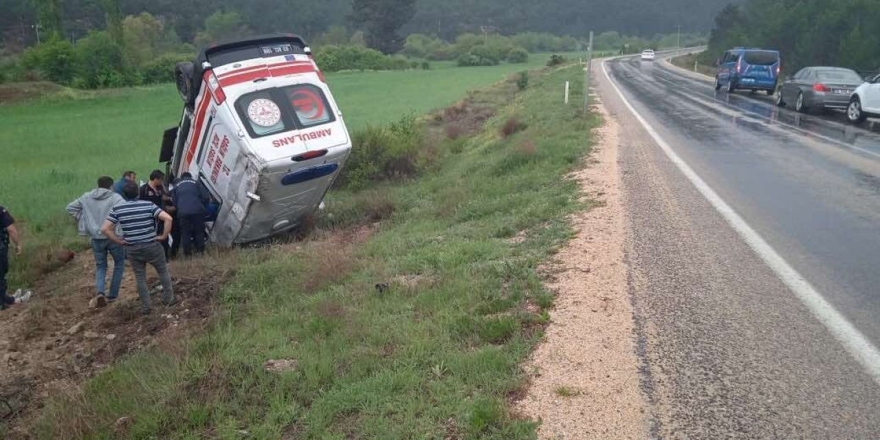 Hasta naklinden dönen ambulans şarampole devrildi: 3 yaralı