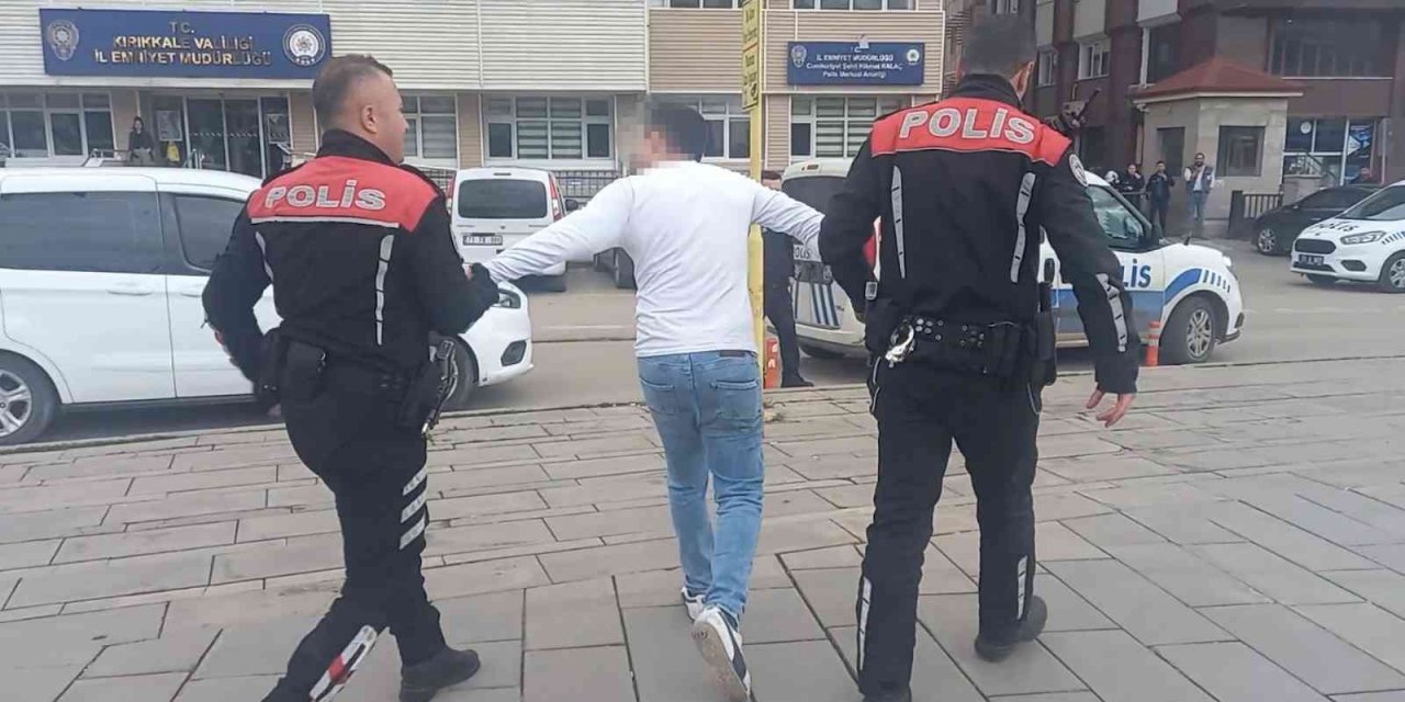 Kaldırımda bekleyen adamı yaraladı: Eli bıçaklı şahıs korku dolu anlar yaşattı