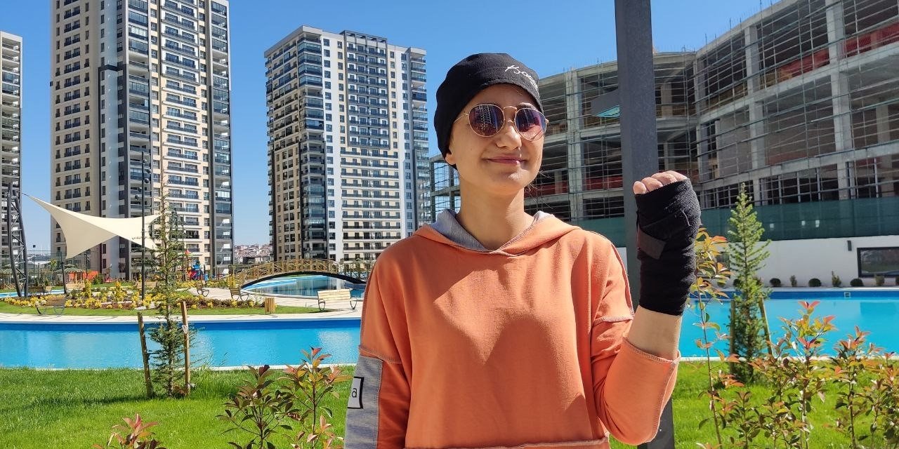 Kadın öğretmenin cep telefonu patlayarak alev topuna döndü