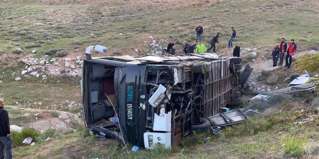 Üniversite öğrencilerini taşıyan otobüs devrildi: 3 ölü, 41 yaralı