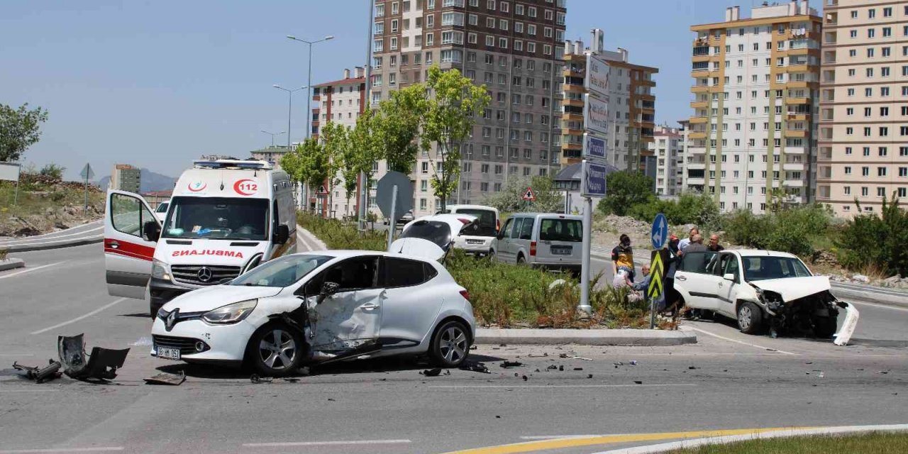 Otomobiller çarpıştı: 4 yaralı