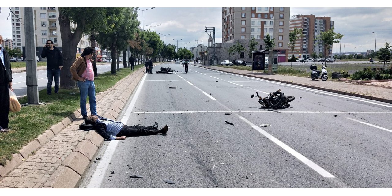 Motosikletler çarpıştı, ortalık savaş alanına döndü: 2 yaralı