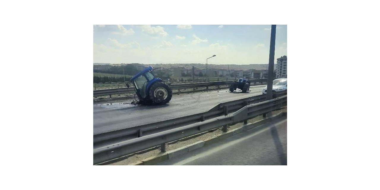 Zincirleme trafik kazasında ikiye bölünen traktörün sürücüsü yaralandı
