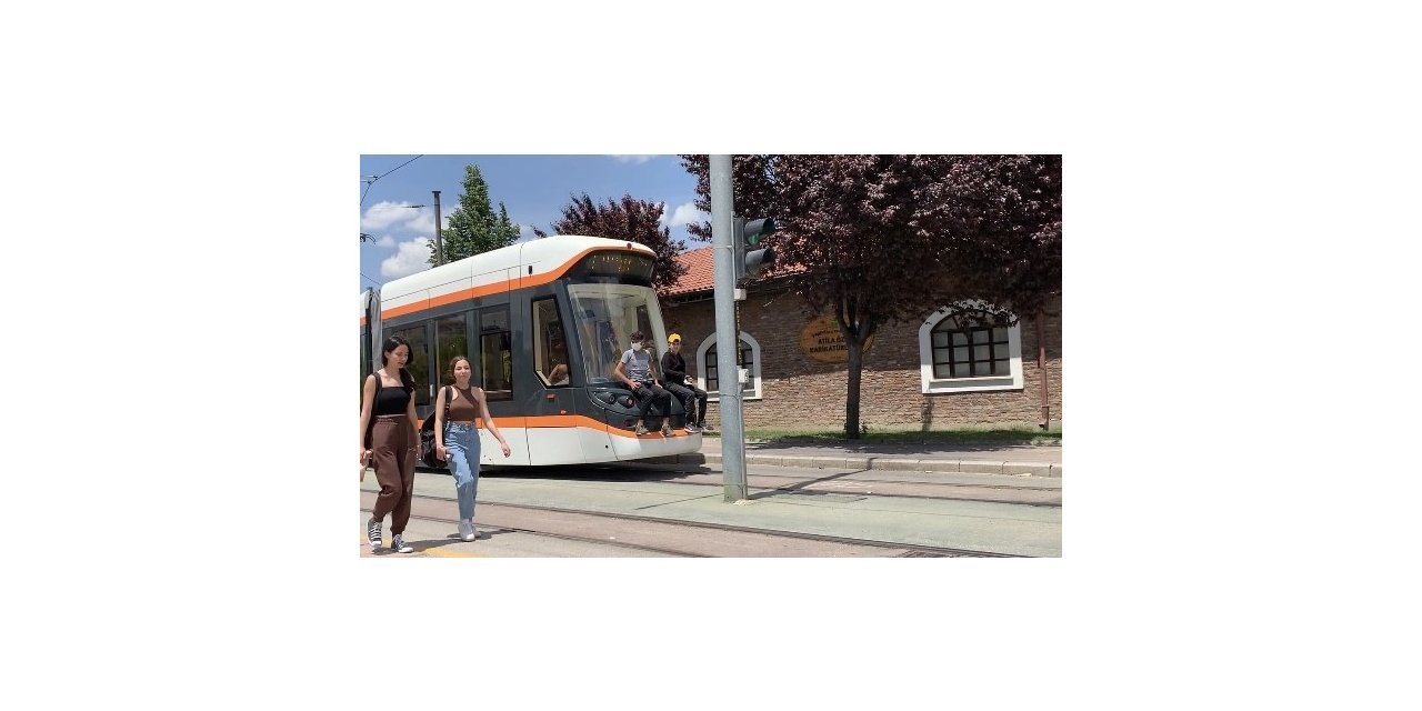 Çocukların tramvayla tehlikeli oyunu