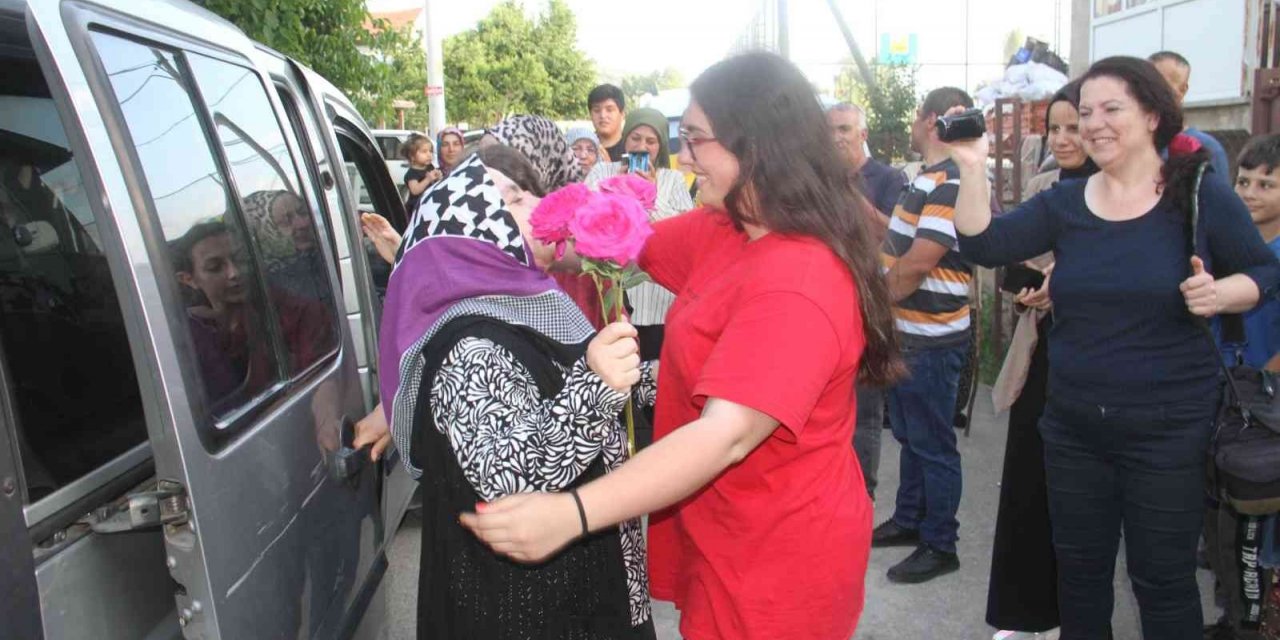 Cezaevinden tahliye edilen Fatma Koç evinin önünde alkışlarla ve çiçekle karşılandı