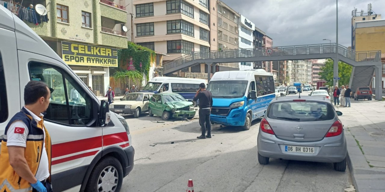 Başkentte dolmuş ile otomobil kafa kafaya çarpıştı
