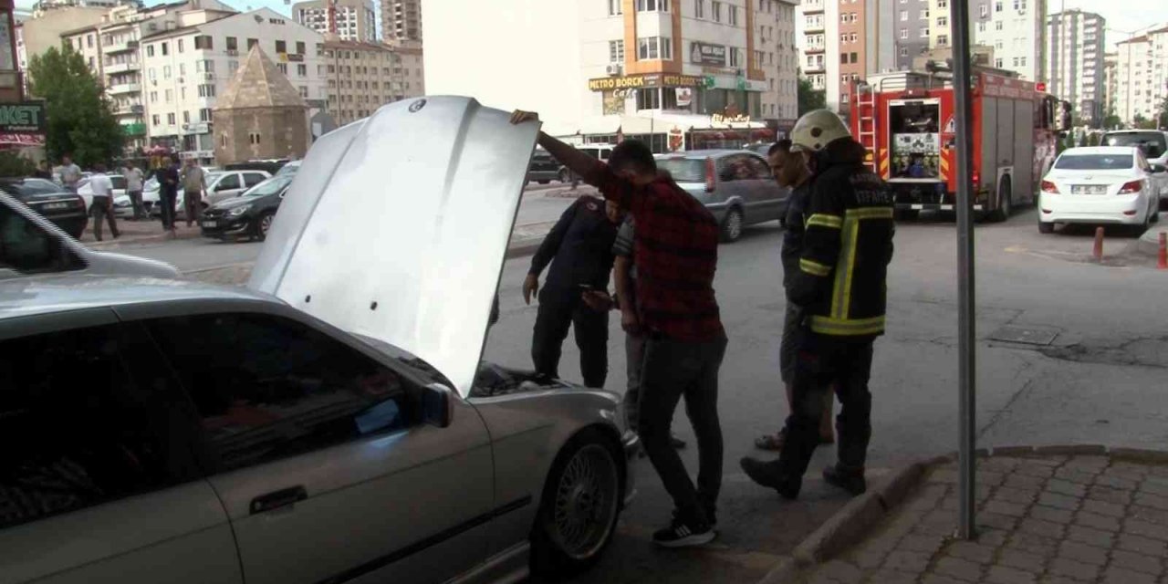 Otomobilin egzozundan çıkan dumanı yangın sandılar