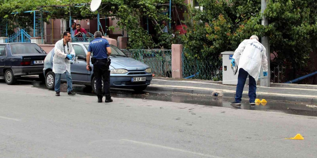 Boşandığı eşi ve arkadaşına sokak ortasında kurşun yağdırdı