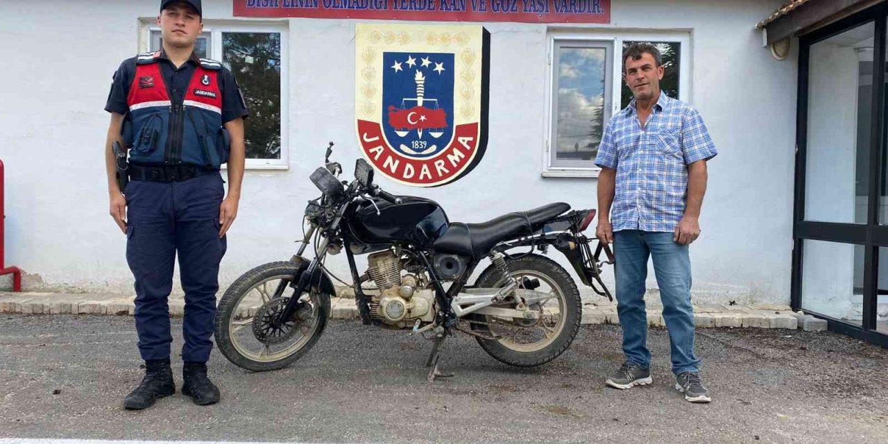 Çalıntı motosiklet jandarma ekiplerince bulunarak sahibine teslim edildi