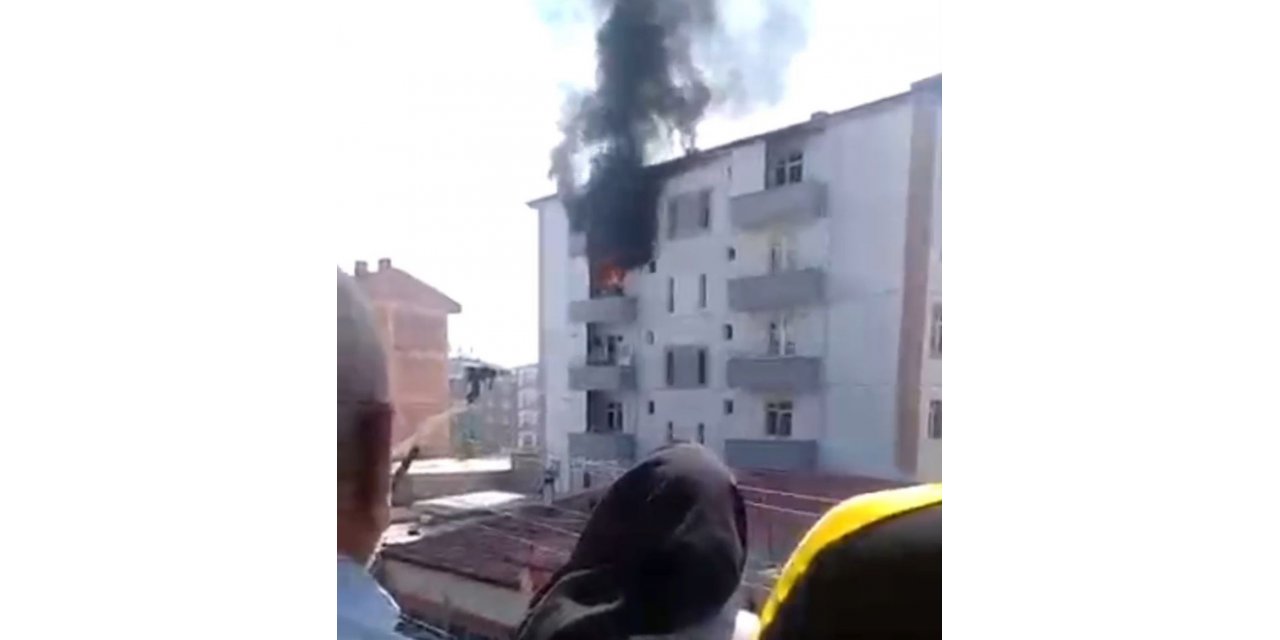 Yangında balkondan atlayan kadını havada tuttu