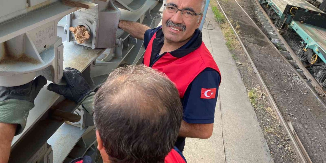 Yaramaz kedi sıkıştığı yerden zeytinyağı ile kurtarıldı
