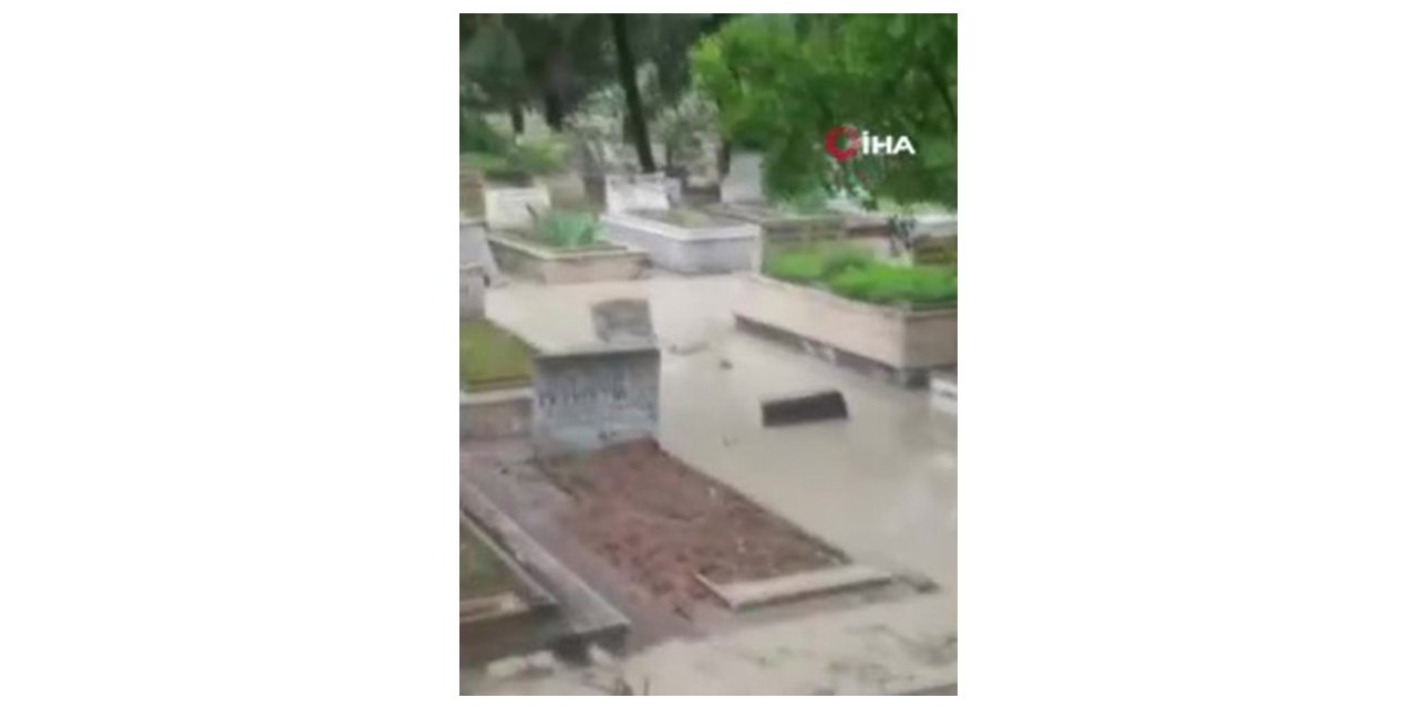 Ankara’da sel Karşıyaka Mezarlığını da vurdu
