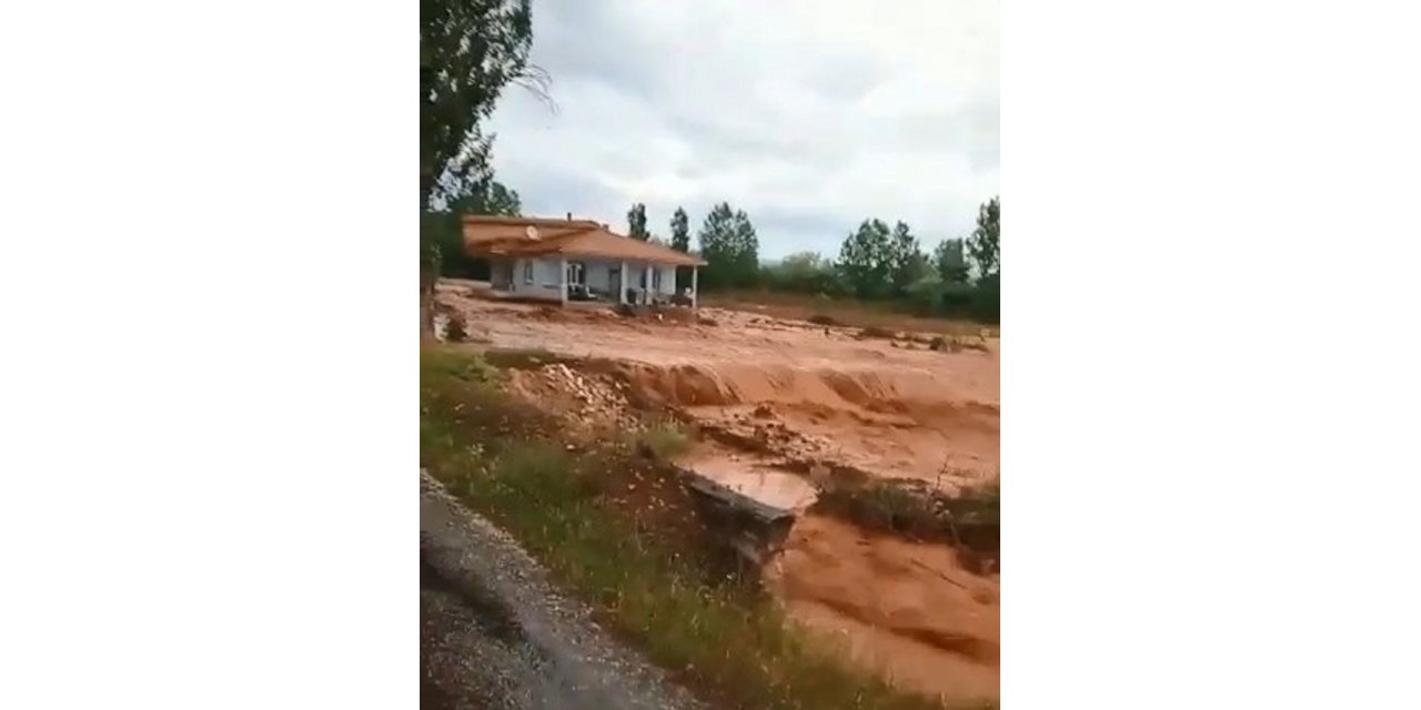 Çankırı’da sel paniği kamerada