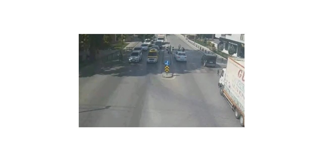 Kırmızı ışıkta durmayan bisikletliye otomobilin çarpması kamerada