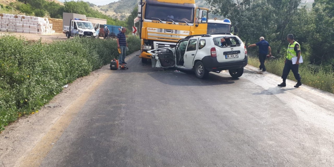 Ankara’da otomobil tırla kafa kafaya çarpıştı: 1 yaralı