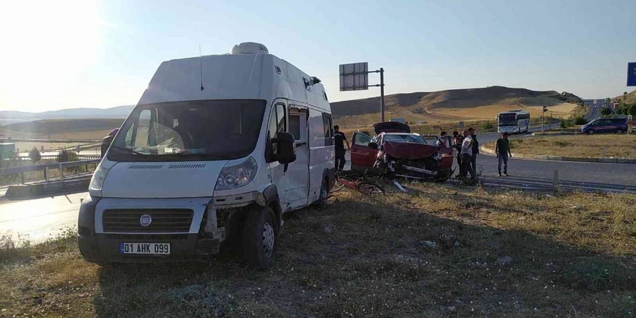 Sivas’ta karavan ile otomobil çarpıştı: 7 yaralı