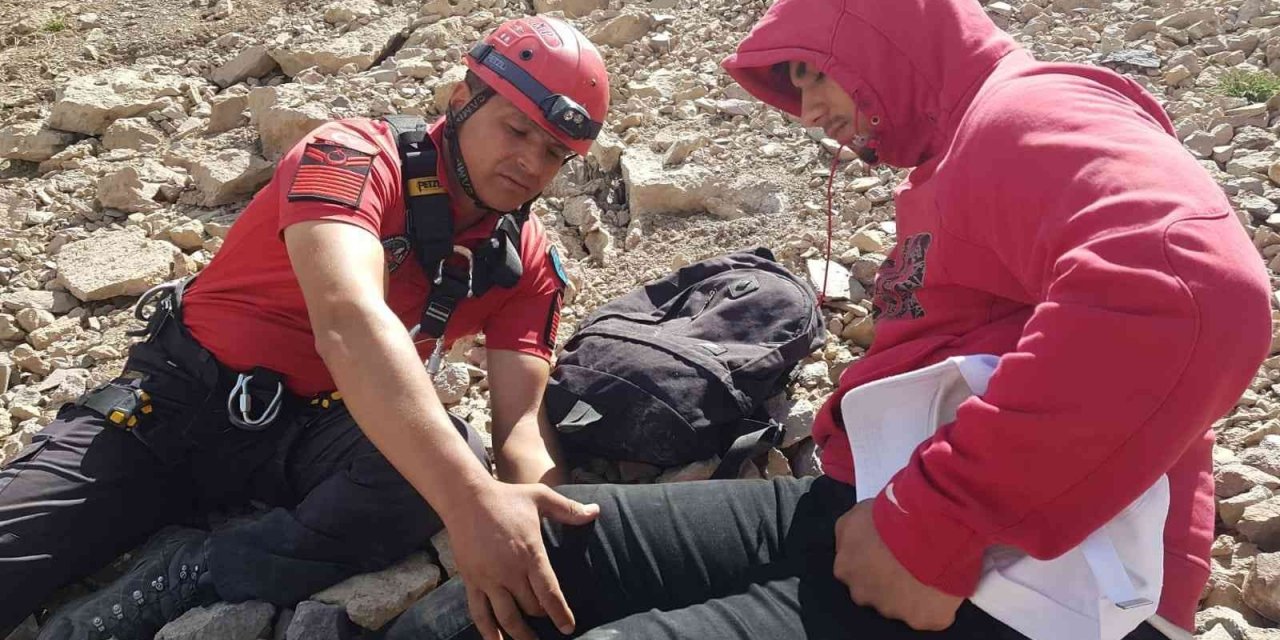 Erciyes tırmanışında düşerek yaralanan dağcının imdadına jandarma yetişti