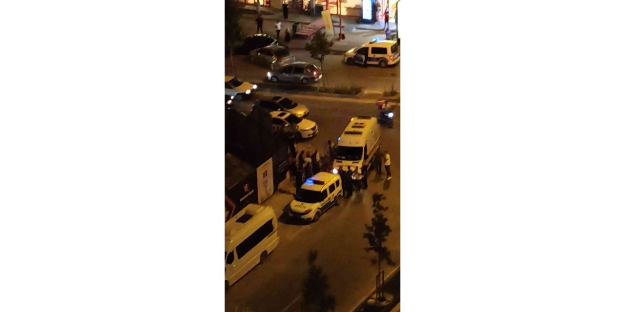 Kazayı bırakıp kavgaya tutuştular