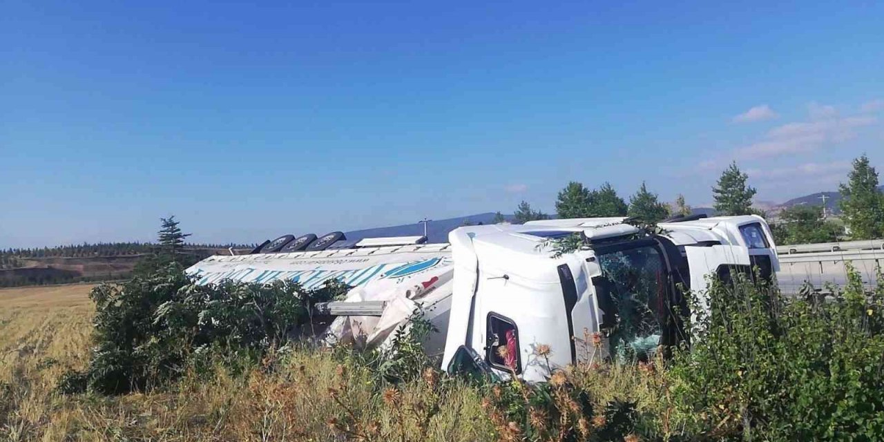 Şarampole devrilen tırın sürücüsü yaralandı